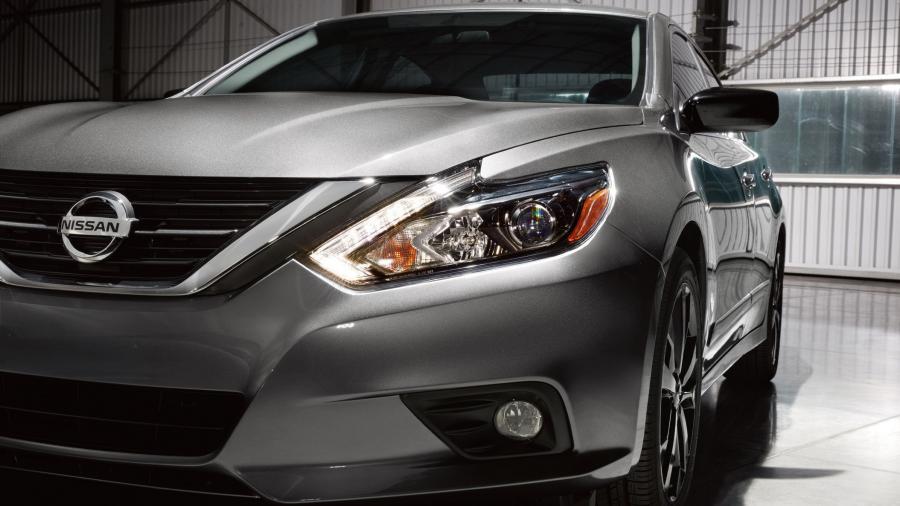 Детали экстерьера Nissan Maxima SR Midnight 2016 года  (фото 3 из 10)